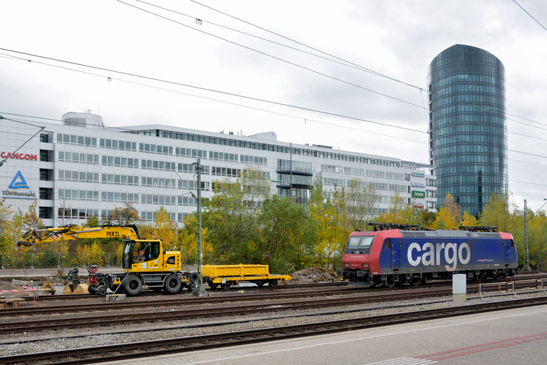 Zweiwegebagger und 482 017 bei km 15,6 (November 2019)