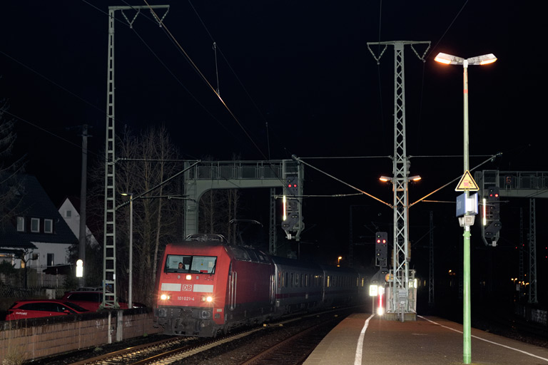 101 021 mit IC 2905 bei km 16,6 (Dezember 2020)