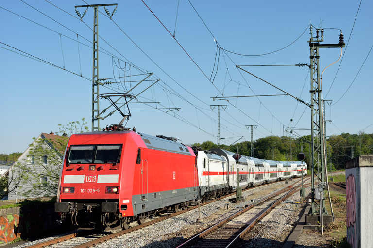 101 025 und 147 552 mit LPF-T 77738 bei km 16,8 (April 2020)