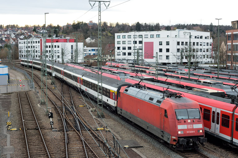 101 028 mit IC 188 bei km 16,0 (Februar 2020)