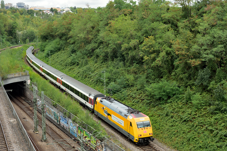 101 030 mit IC 185 bei km 13,8 (August 2020)