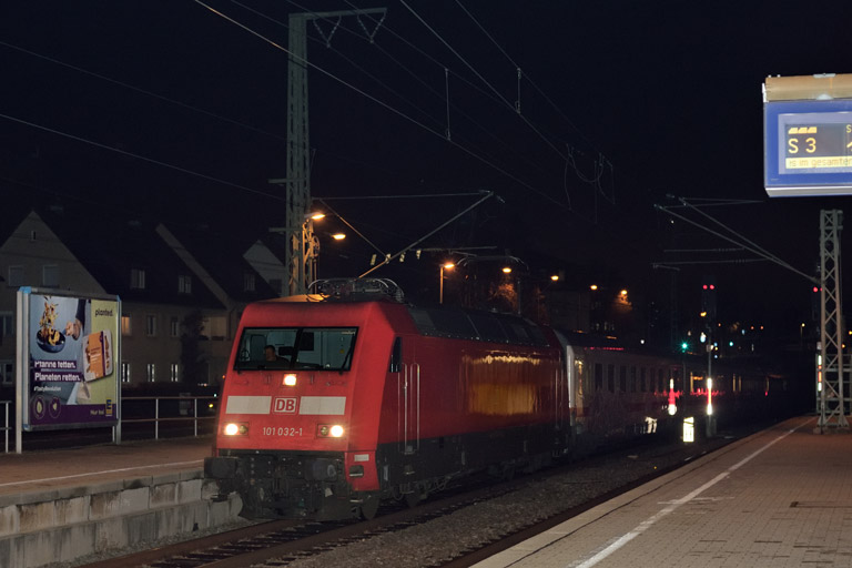 101 032 mit IC 2913 bei km 15,6 (Dezember 2020)