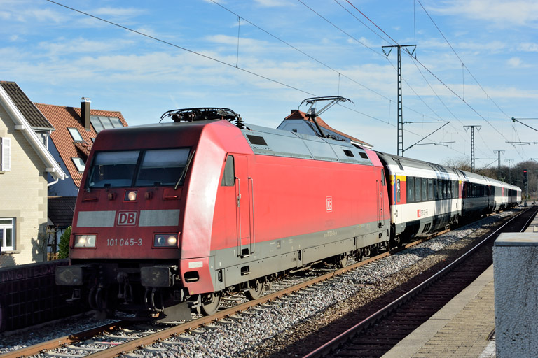 101 045 mit IC 188 bei km 16,8 (Februar 2020)
