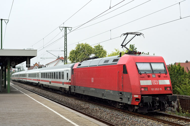 101 052 mit IC 2004 bei km 16,8 (August 2020)