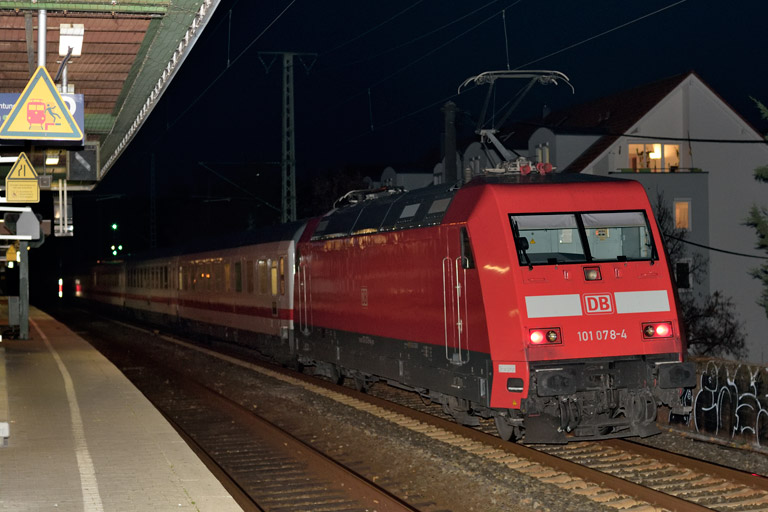 101 078 mit IC 2909 bei km 16,8 (November 2020)