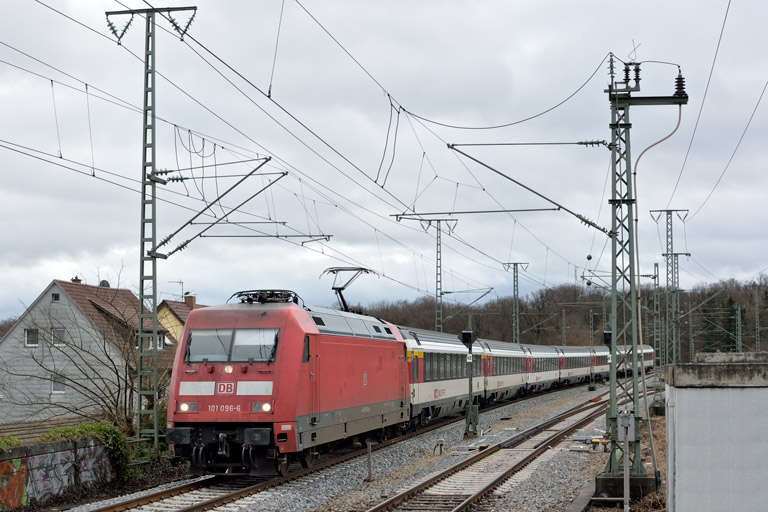 101 096 mit IC 280 bei km 16,8 (Januar 2020)