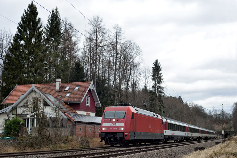 101 106 mit IC 281 bei km 18,2 (Februar 2020)