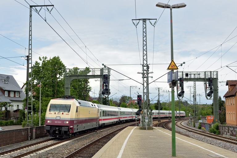 101 112 mit Lr 27863 bei km 16,6 (Mai 2020)
