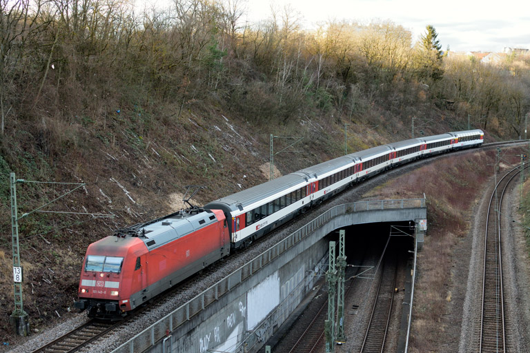 101 143 mit IC 281 bei km 13,8 (Februar 2020)