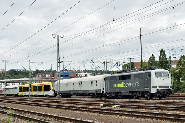 111 215 mit Dbz 98804 bei km 15,8 (August 2020)