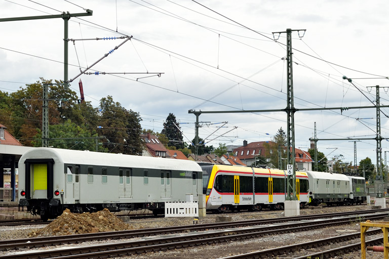 111 215 mit Dbz 98804 bei km 15,6 (August 2020)