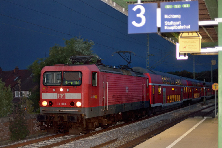 114 004 mit RE 17610 bei km 16,8 (August 2020)