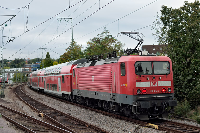 114 004 mit RE 17619 bei km 15,8 (Oktober 2020)
