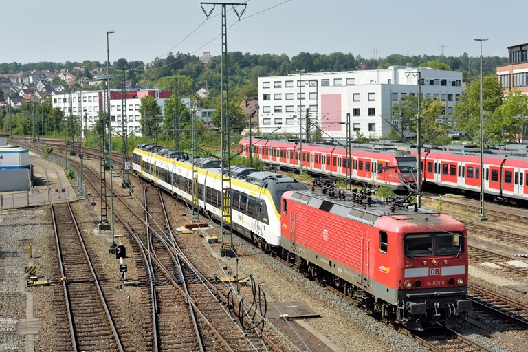 114 035 und 3442 204 als Tfzf 70661 bei km 16,0 (August 2020)