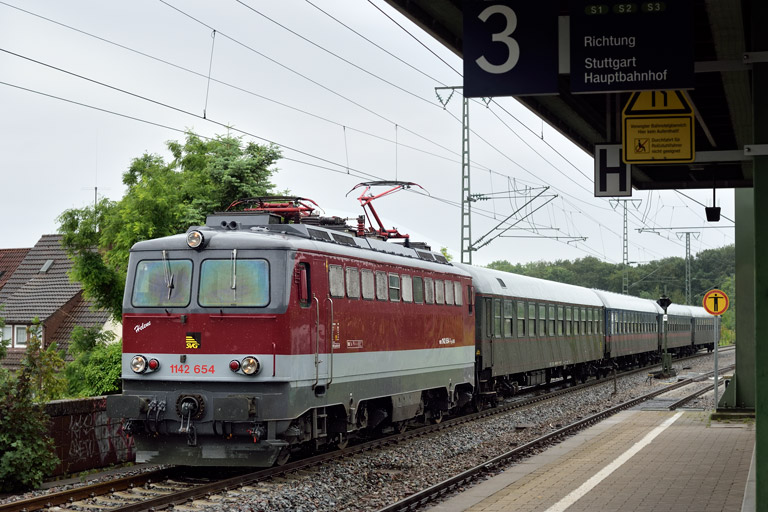 1142 654 mit DLr 31340 bei km 16,8 (Juni 2020)