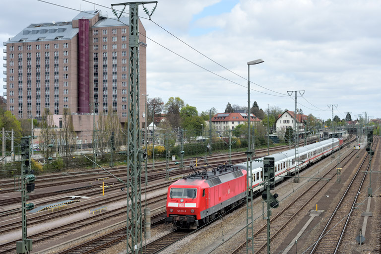 120 113 mit LPF 77759 bei km 15,8 (April 2020)
