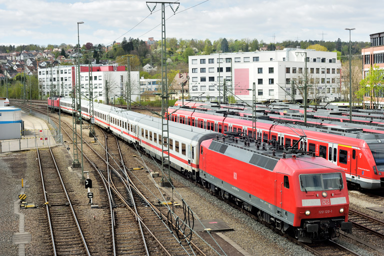 120 120 mit LPF 77759 bei km 16,0 (April 2020)