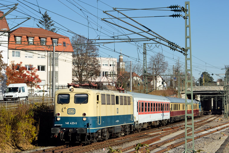 140 423 mit Lr 91340 bei km 15,4 (November 2020)