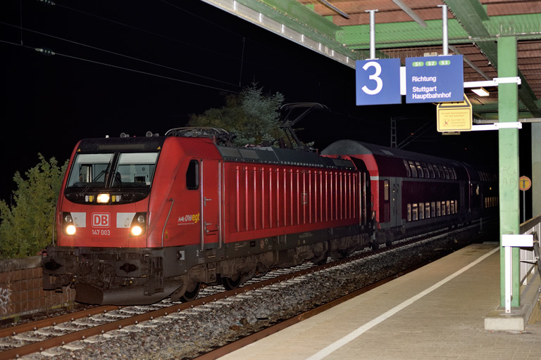 147 003 mit RE 17610 bei km 16,8 (Oktober 2020)