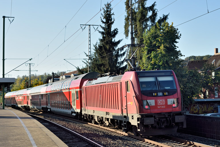 147 003 mit RE 17619 bei km 16,8 (Oktober 2020)