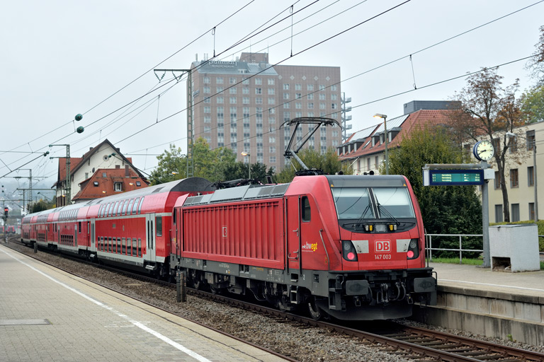 147 003 mit RE 17619 bei km 15,6 (Oktober 2020)