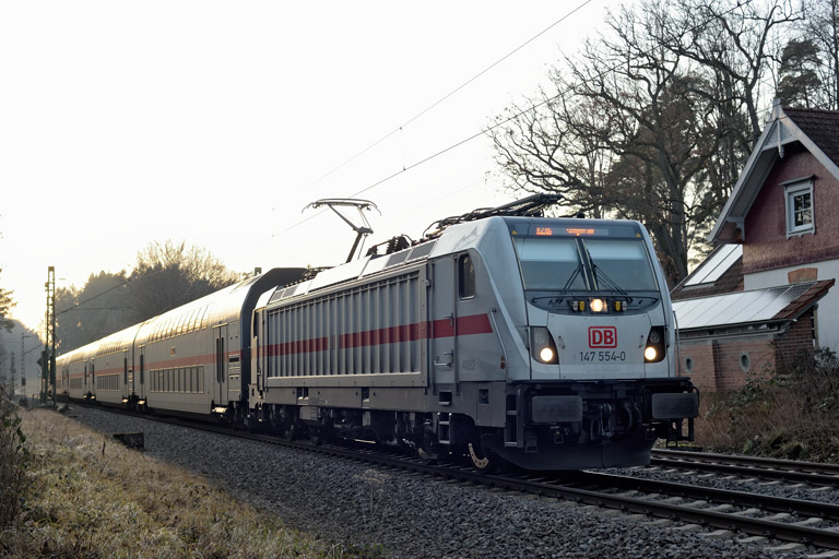 147 554 mit IC 2386/RE 52386 bei km 18,2 (Januar 2020)