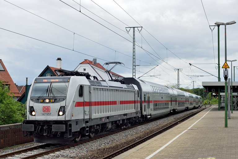 147 557 mit IC 2386/RE 52386 bei km 16,8 (April 2020)