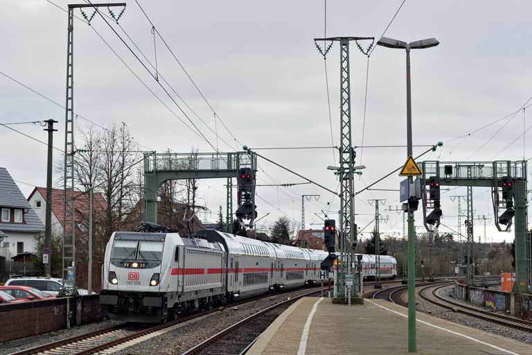 147 559 mit IC 2387/RE 52387 bei km 16,6 (Dezember 2020)