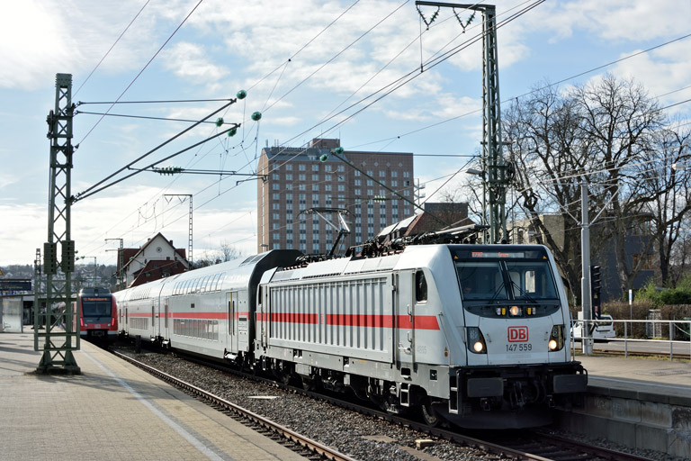 147 559 mit IC 2387/RE 52387 bei km 15,4 (Februar 2020)