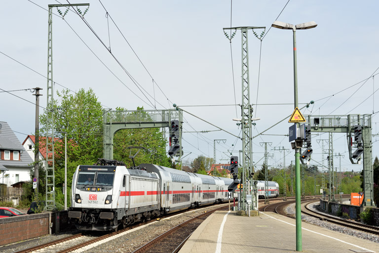 147 562 mit IC 2383/RE 52383 bei km 16,6 (April 2020)