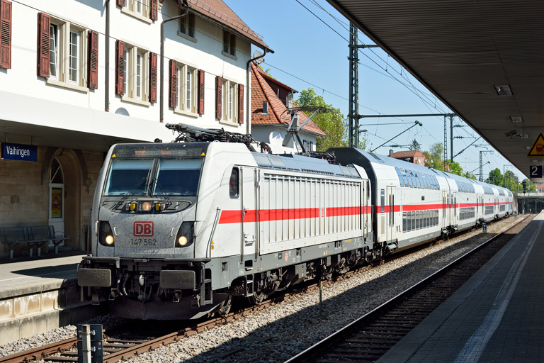 147 562 mit IC 2385/RE 52385 bei km 15,6 (April 2020)