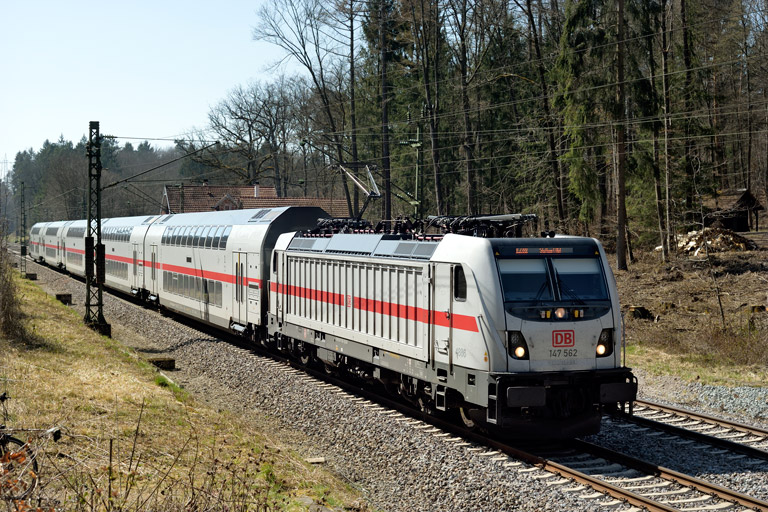 147 562 mit IC 2388/RE 52388 bei km 18,2 (April 2020)