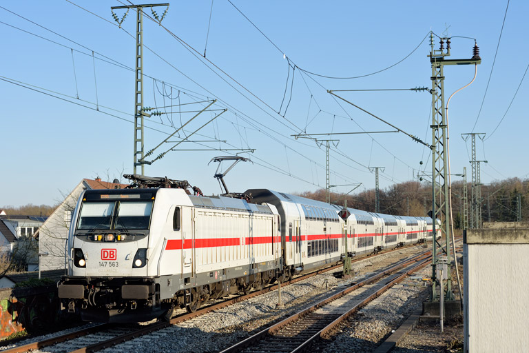 147 563 mit IC 2384/RE 52384 bei km 16,8 (April 2020)