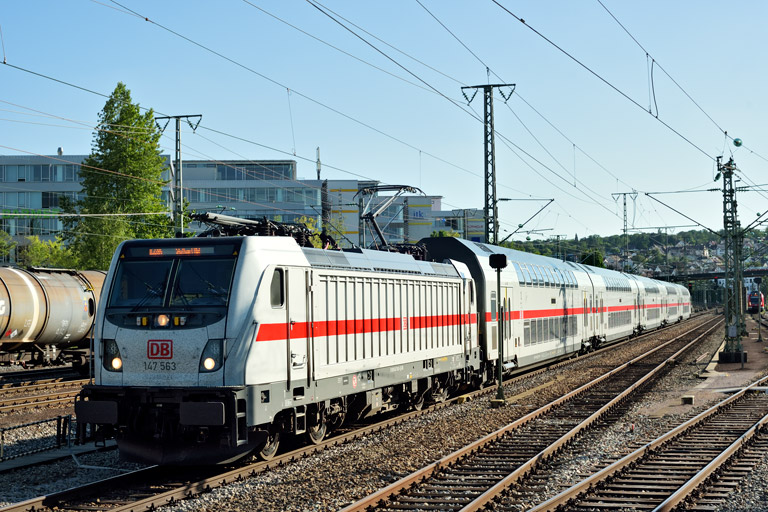 147 563 mit IC 2384/RE 52384 bei km 15,8 (Mai 2020)