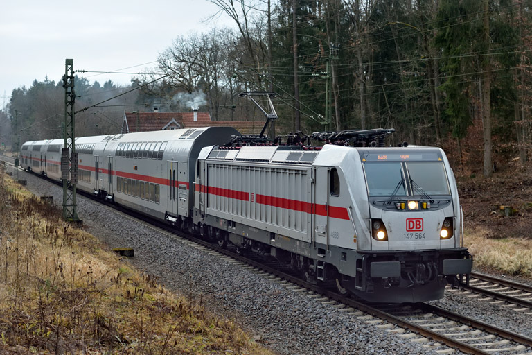 147 564 mit IC 2386/RE 52386 bei km 18,2 (Januar 2020)