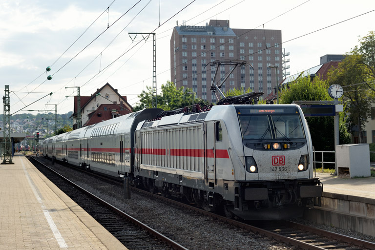 147 566 mit IC 2281 bei km 15,4 (August 2020)