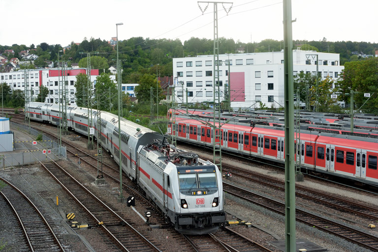147 566 mit IC 2384/RE 52384 bei km 16,0 (August 2020)