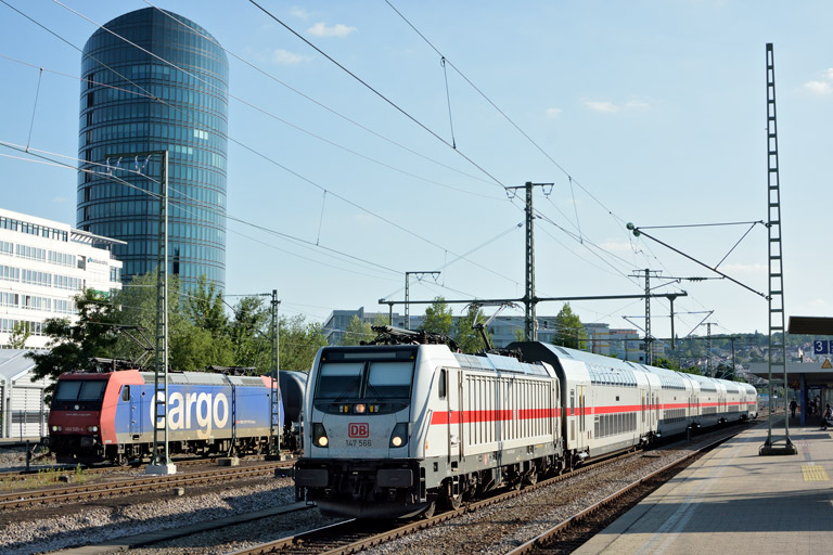 147 566 mit IC 2384/RE 52384 und 482 025 bei km 15,6 (Juni 2020)