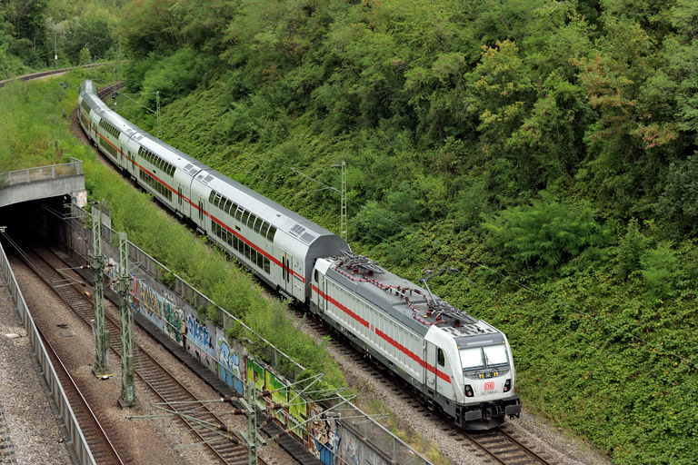 147 568 mit IC 2288/RE 52288 bei km 13,8 (August 2020)
