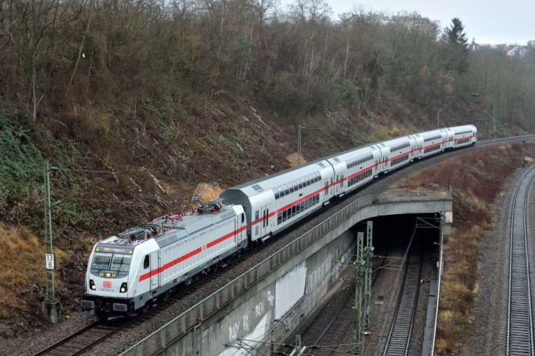 147 571 mit IC 2385/RE 52385 bei km 13,8 (Januar 2020)