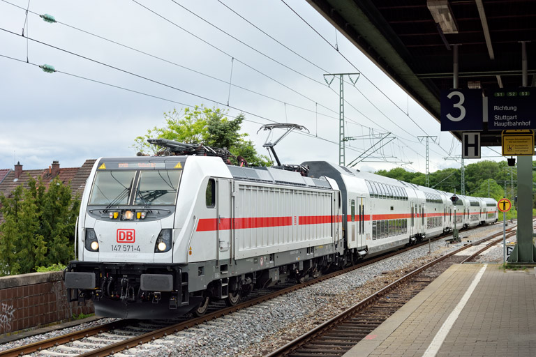 147 571 mit IC 2388/RE 52388 bei km 16,8 (Mai 2020)