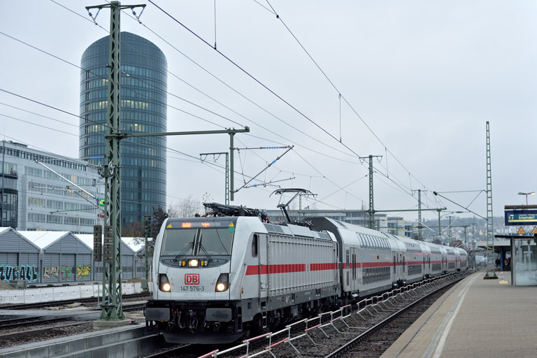 147 576 mit IC 2284/RE 52284 bei km 15,6 (Dezember 2020)