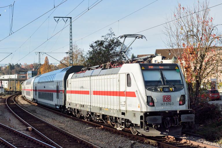 147 576 mit IC 2383/RE 52383 bei km 15,8 (November 2020)