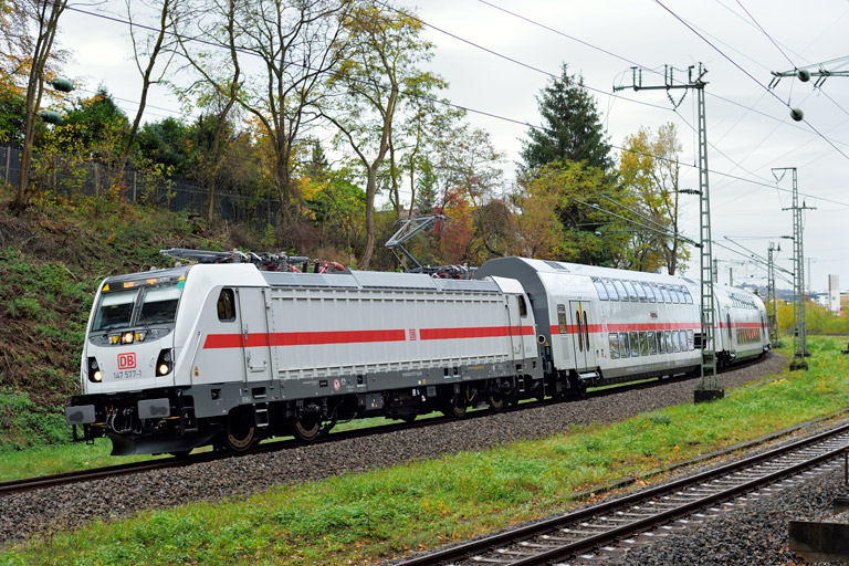 147 577 mit IC 2389/RE 52389 bei km 17,4 (November 2020)
