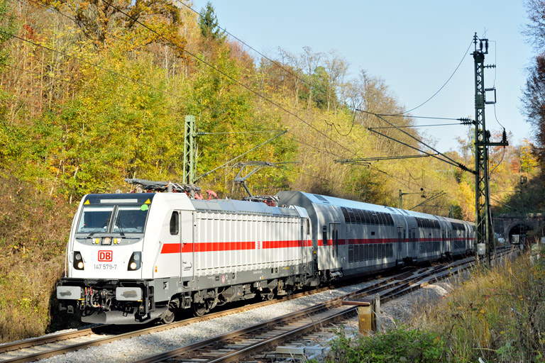 147 579 mit IC 2387/RE 52387 bei km 18,0 (November 2020)