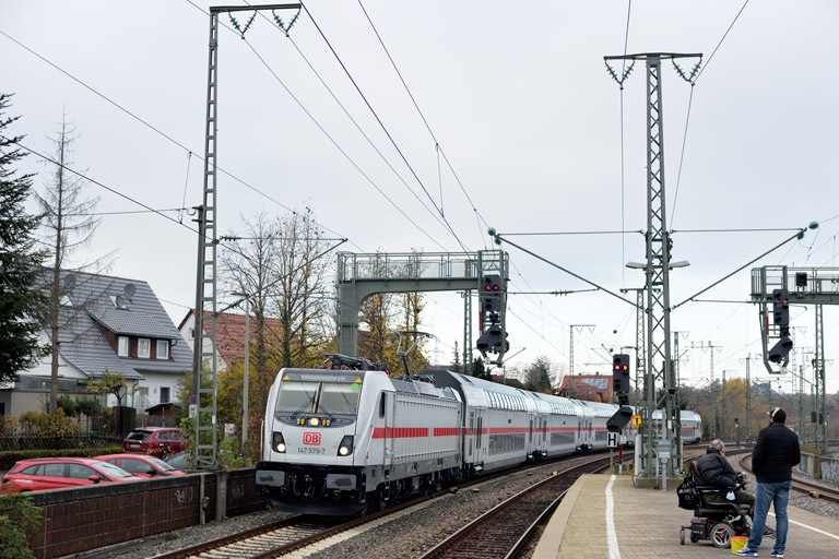 147 579 mit IC 2389/RE 52389 bei km 16,6 (November 2020)