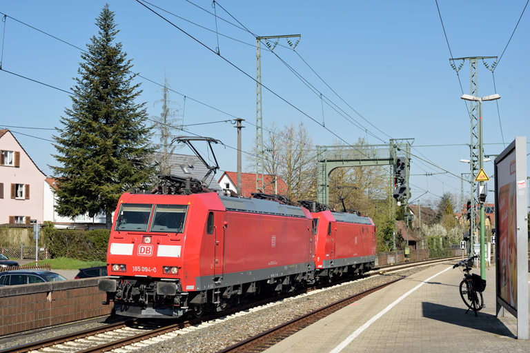 185 094 und 185 114 als T 67024 bei km 16,6 (April 2020)