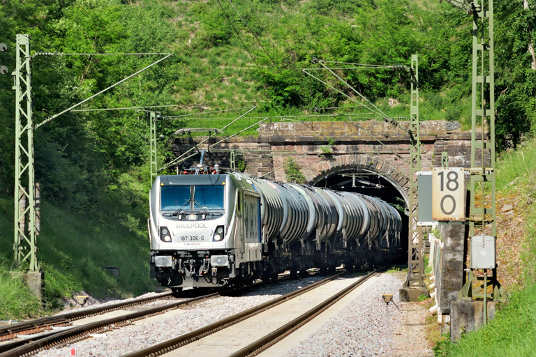 187 306 mit DGS 95639 bei km 18,0 (Juni 2020)