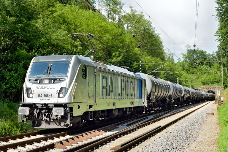 187 306 mit DGS 95639 bei km 18,0 (Juni 2020)