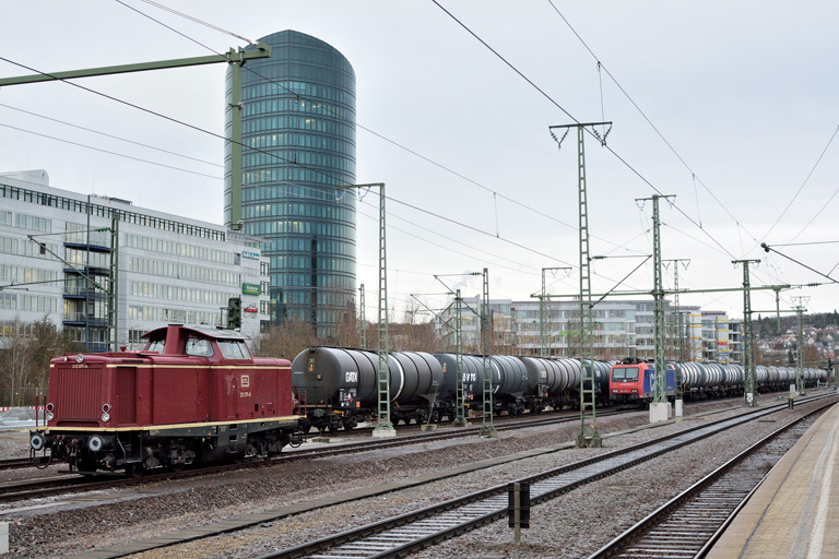 212 371 und 482 007 bei km 15,6 (Februar 2020)